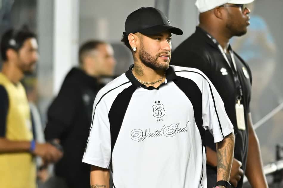 Neymar acompanha jogo do Santos na Vila Belmiro enquanto se recupera de lesão. (Foto: Jota Erre/AGIF)