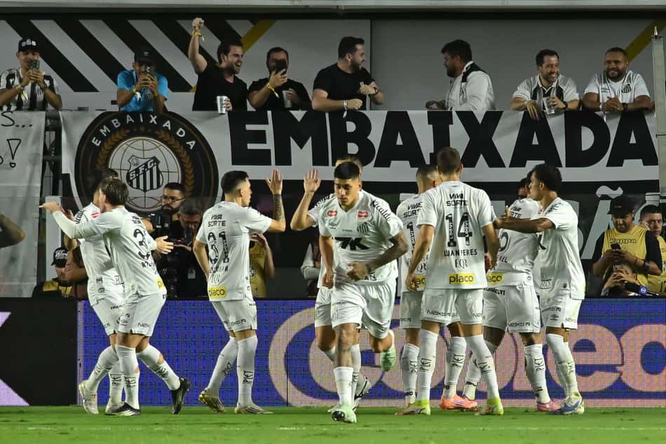 Zé Rafael marca o primeiro gol com a camisa do Santos no clássico contra o Corinthians. (Foto: Jota Erre/AGIF)