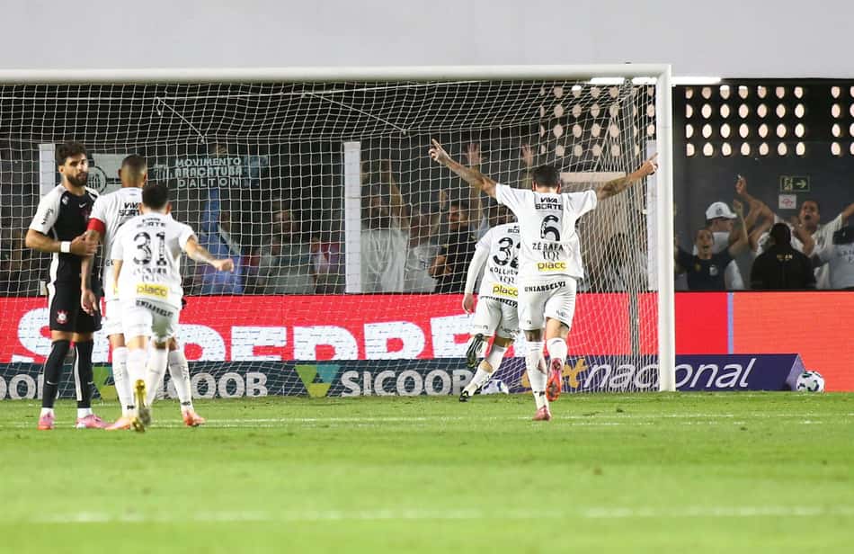 Rollheiser marcou o terceiro gol de pênalti para o Santos no duelo contra o Corinthians. (Foto: Mauricio De Souza/AGIF)