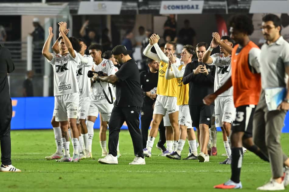 Jogadores do Santos são aplaudidos pela torcida após vitória no clássico contra o Corinthians. (Foto: Jota Erre/AGIF)