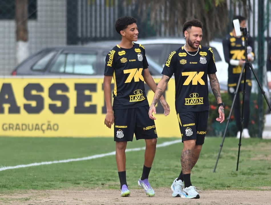 Neymar ao lado de Robinho Jr. no CT Rei Pelé, em Santos. (Foto: Jota Erre/AGIF)