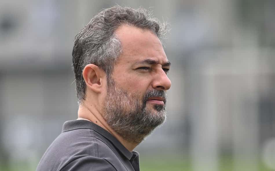 Alexandre Mattos reclaam da arbitragem no duelo do Santos com o Botafogo. (Foto: Jota Erre/AGIF)