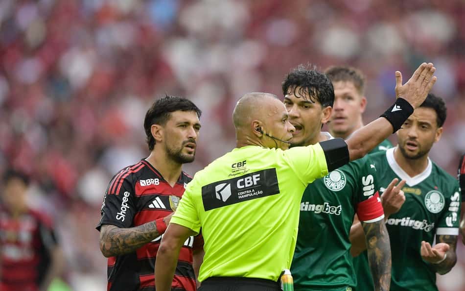 Arbitragem na partida entre Flamengo x Palmeiras (Foto: Thiago Ribeiro/AGIF)