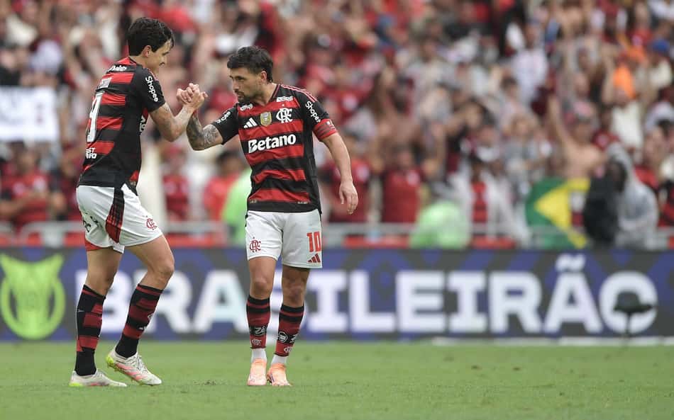 Pedro e Arrascaeta comemoram gol do Flamengo (Foto: Thiago Ribeiro/AGIF)