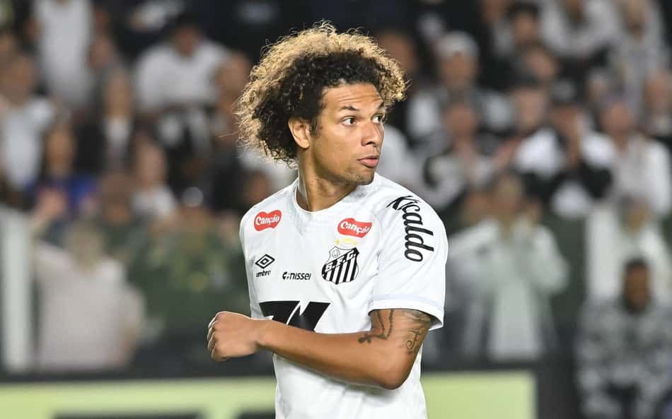 Willian Arão estreou como titular do Santos na derrota por 1 a 0 para o Vitória. (Foto: Jota Erre/AGIF)