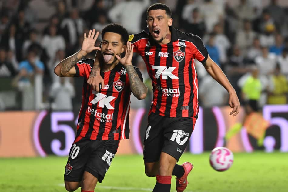 Matheuzinho comemora gol contra o Santos (Foto: Jota Erre/AGIF)
