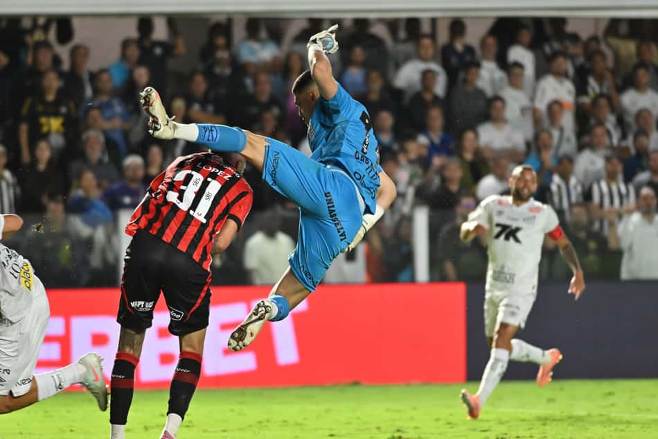 Lance do pênalti marcado para o Vitória (Foto: Jota Erre/AGIF)