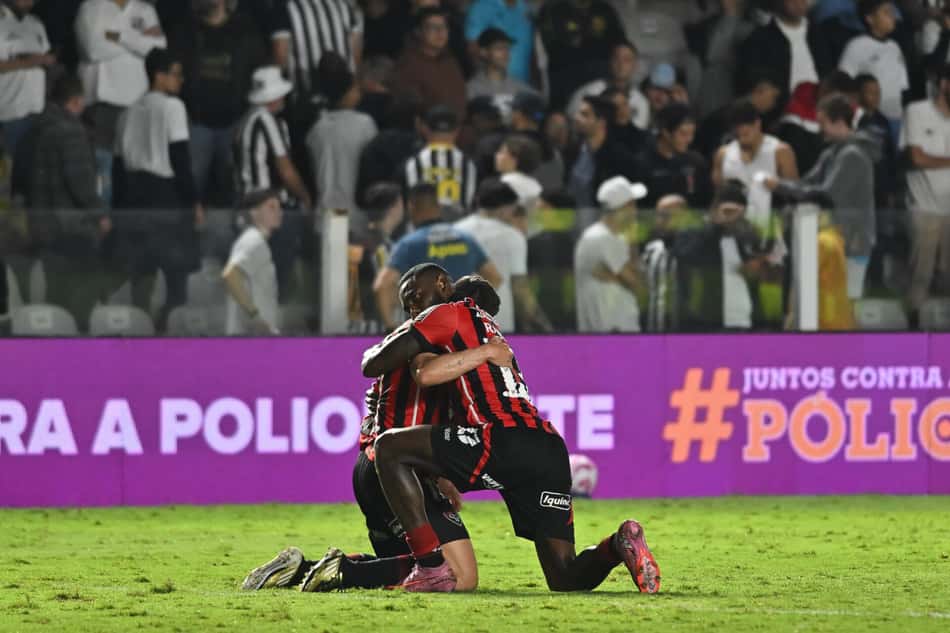 Jogadores do Vitória comemoram os três pontos diante do Santos (Foto: Jota Erre/AGIF)
