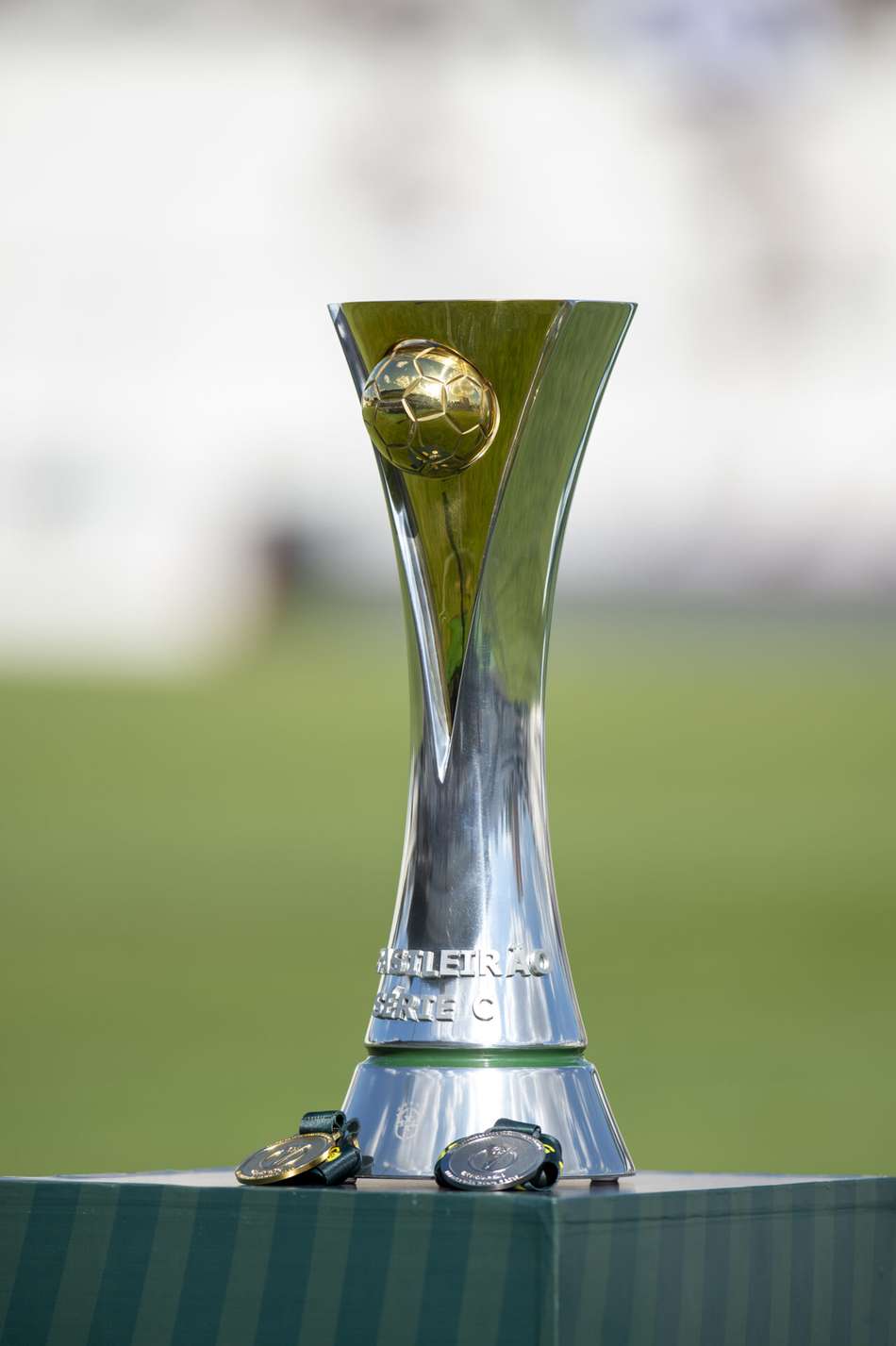 Troféu da Série C de 2025. (Foto: Anderson Romão/AGIF)