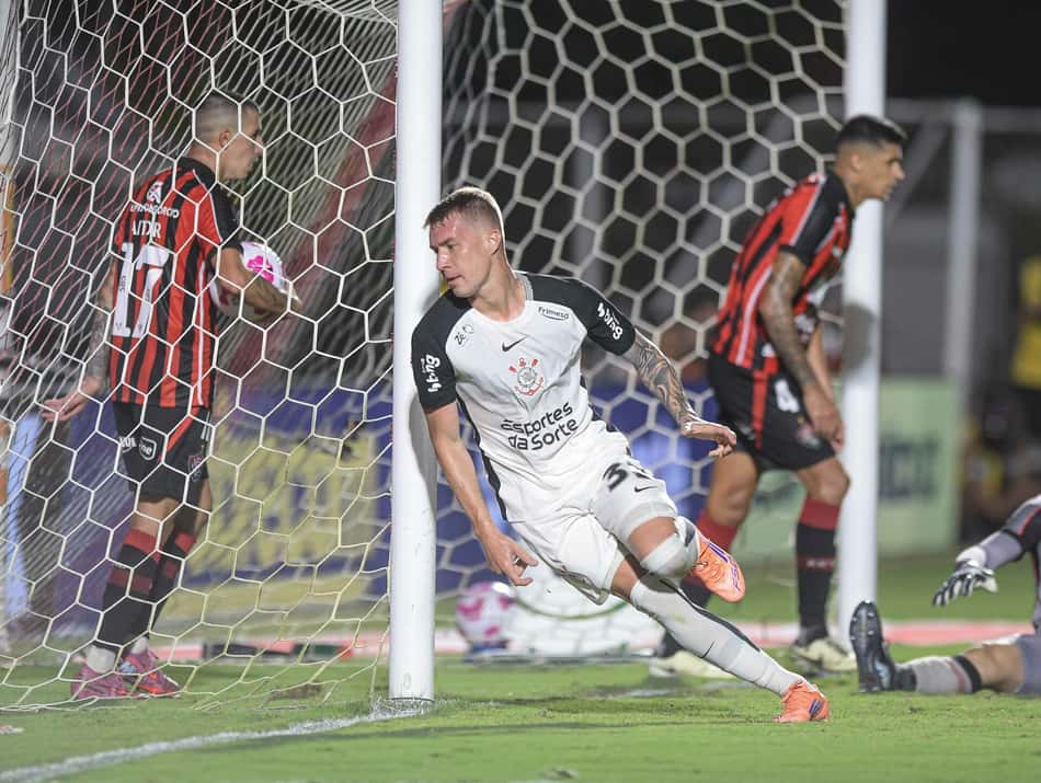 Charles faz único gol do Corinthians no Barradão (Foto: Jhony Pinho/AGIF)