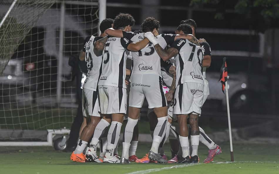 Elenco do Corinthians comemora gol contra o Vitória (Foto: Jhony Pinho/AGIF)