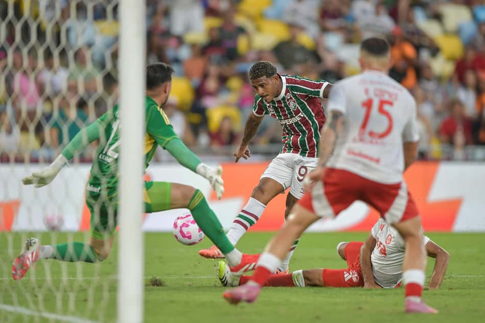 John Kennedy, do Fluminense, chuta para nova defesa de Ivan, do Internacional