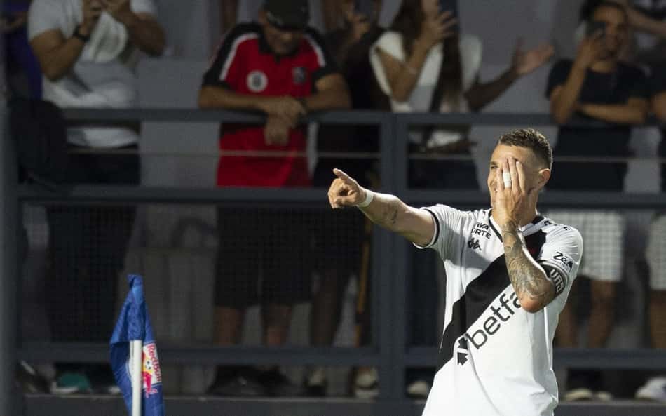 Vegetti comemora gol pelo Vasco contra o Bragantino (Foto: Anderson Romao/AGIF)