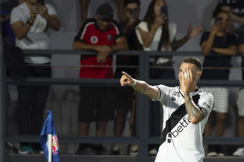 Vegetti comemora gol pelo Vasco contra o Bragantino (Foto: Anderson Romao/AGIF)