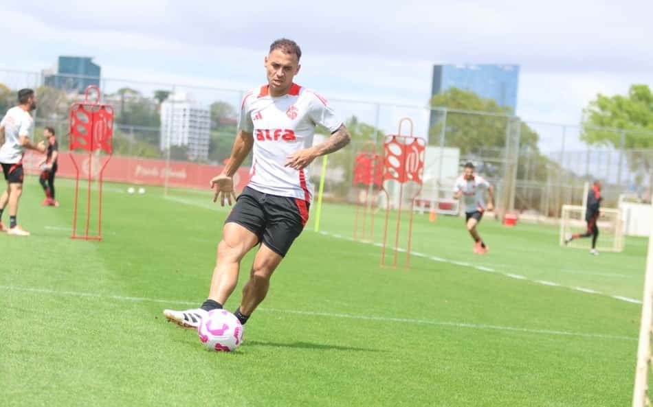 Com que time o Internacional enfrenta o Atlético-MG neste domingo