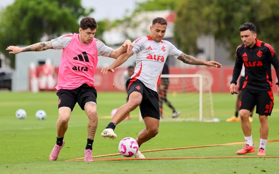 Internacional deve manter os três zagueiros e o falso 9