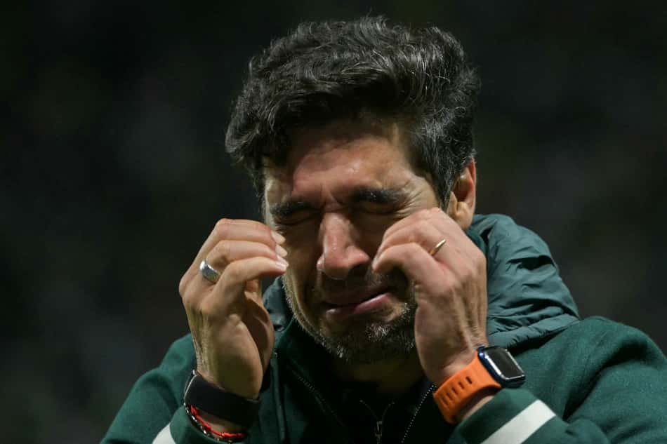 Abel chora na vitória do Palmeiras sobre a LDU