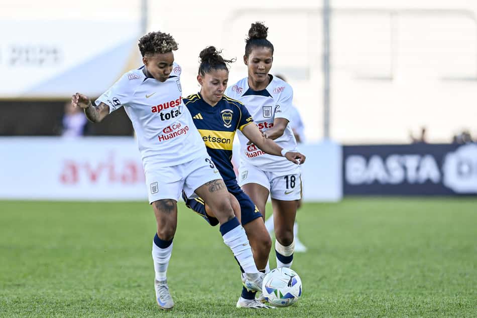 Silvani e Annaysa em disputa de bola com jogadora do Boca Juniors na Libertadores Feminina (Foto: Staff Images Woman/Conmebol)
