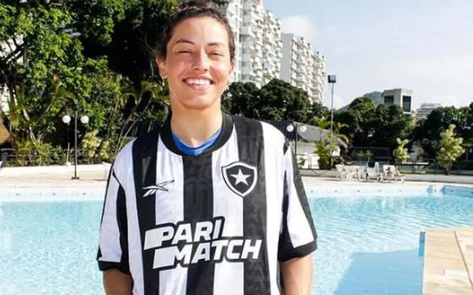 Ana Sátila com a camisa do Botafogo (Foto: Wallace Lima/Botafogo)