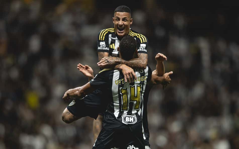 Arana e Vitor Hugo comemoram gol do Atlético (Foto: Pedro Souza / Atlético)