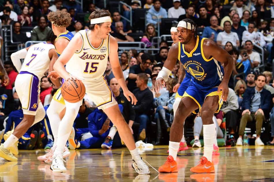 Austin Reaves (12) driblando Buddy Hield (7) na partida contra os Warrios na pré-temporada 25-26 (Foto: Adam Pantozzi/NBAE/Getty Images/Getty Images via AFP)