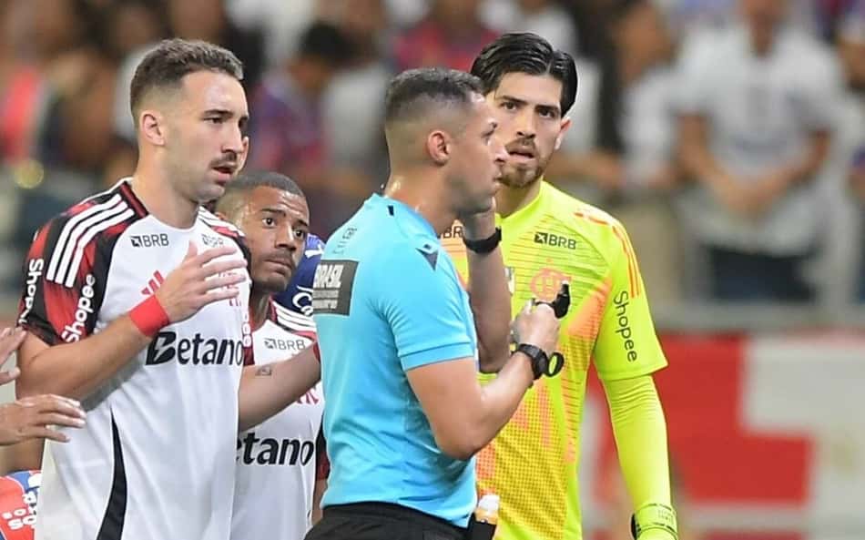 Rossi, do Flamengo, vê irregularidade em gol do Bahia: 'VAR não ajuda'