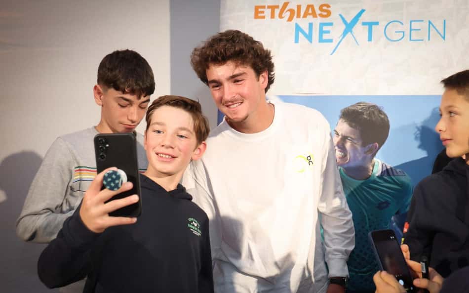 João Fonseca posa com fã no ATP 250 de Bruxelas (Divulgação)
