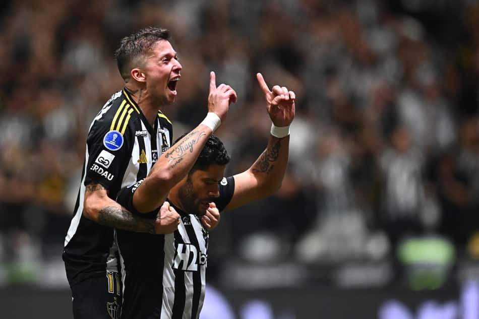 Bernar e Hulk comemorando gol do Galo (Gledston Tavares / AFP)