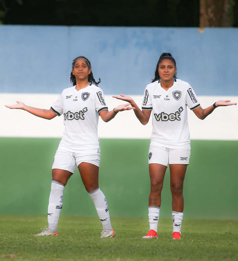 Jogadoras do Botafogo comemoram gol sobre o Vasco, no Brasileirão A2 (Foto: Arthur Barreto/BFR)