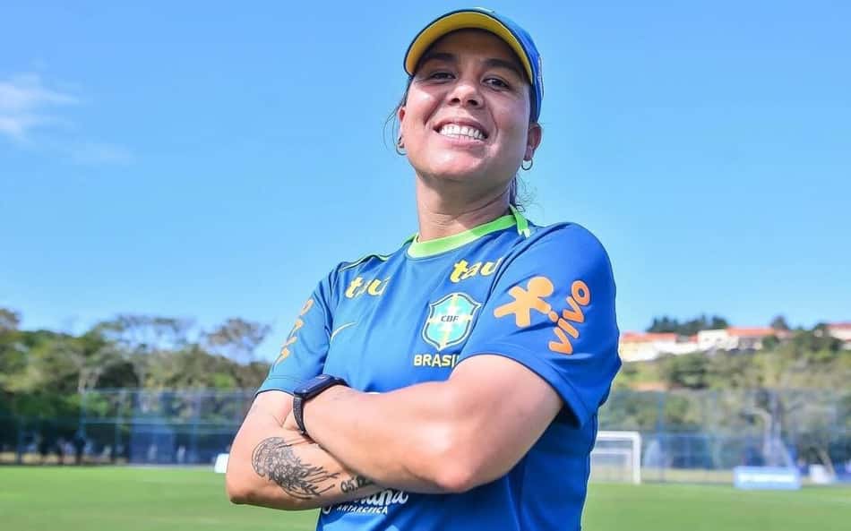 Camilla Orlando treina a Seleção feminina sub-20. (Foto: CBF/Divulgação)