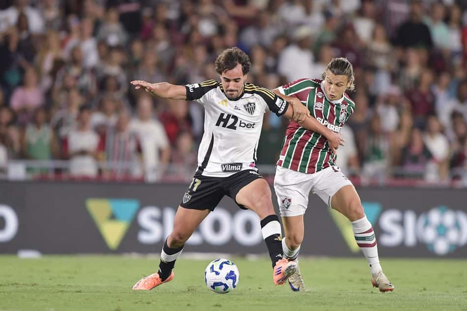 Canobbio, do Fluminense, disputa lance com jogador do Atlético-MG no Maracanã pelo Brasileiro ( Foto: Thiago Ribeiro/AGIF)