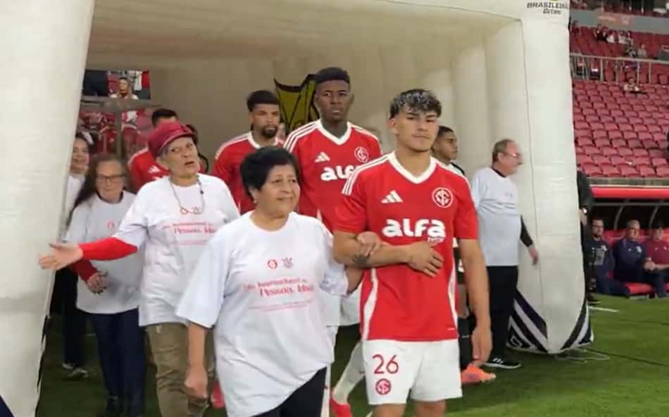 Internacional e Corinthians homenageiam idosos antes da partida