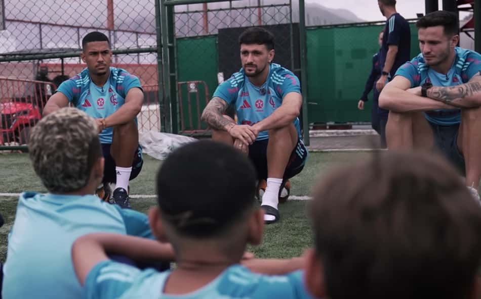 Arrascaeta, Saúl e Samuel Lino com jogadores das categorias de base do Flamengo (Foto: Reprodução)