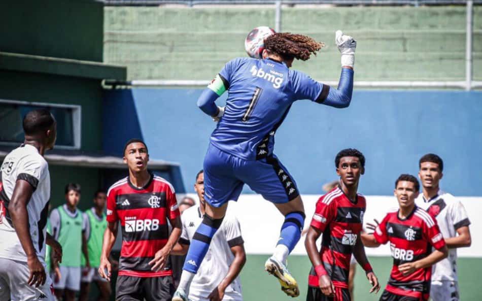 Goleiro do Vasco relembra gol marcado contra o Flamengo nas categorias de base