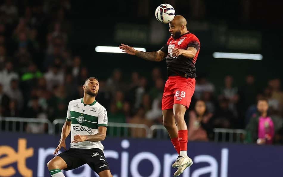 Athletico não aproveita vantagem numérica e empata com o Coritiba na Série B