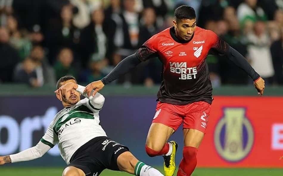 Bruno Melo, do Coritiba, pede desculpas por expulsão no Atletiba