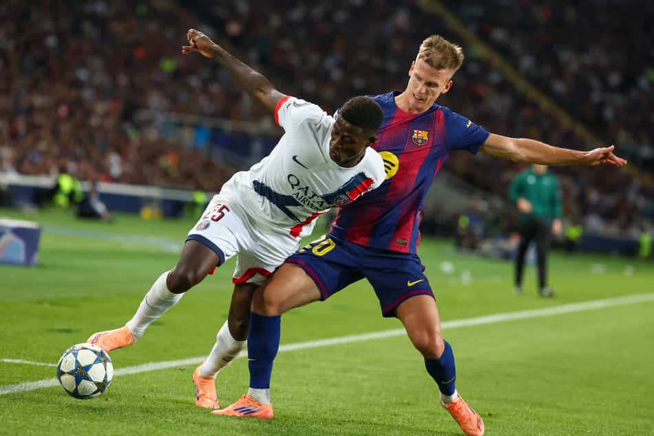 Dani Olmo e Nuno Mendes disputam bola em Barcelona x PSG, na Champions League