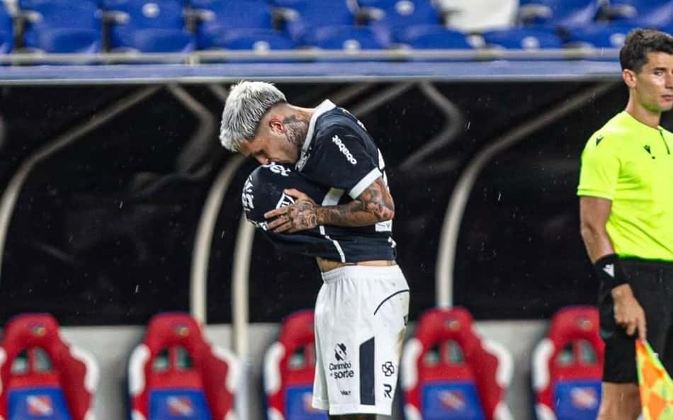 Meia do Botafogo, emprestado ao Remo, marca golaço de falta em clássico na Série B