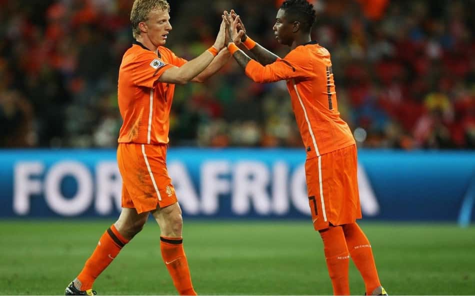 Ex-atacante da seleção da Holanda destrói carro de R$ 1,8 milhão