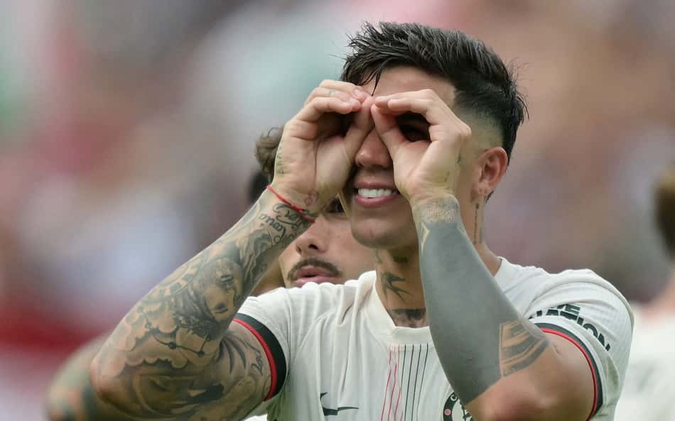 Enzo Fernández comemora classificação do Chelsea à final do Mundial de Clubes