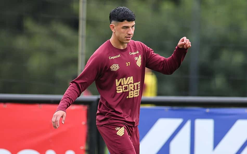 Esquivel se lesiona e desfalca o Athletico em até 40 dias