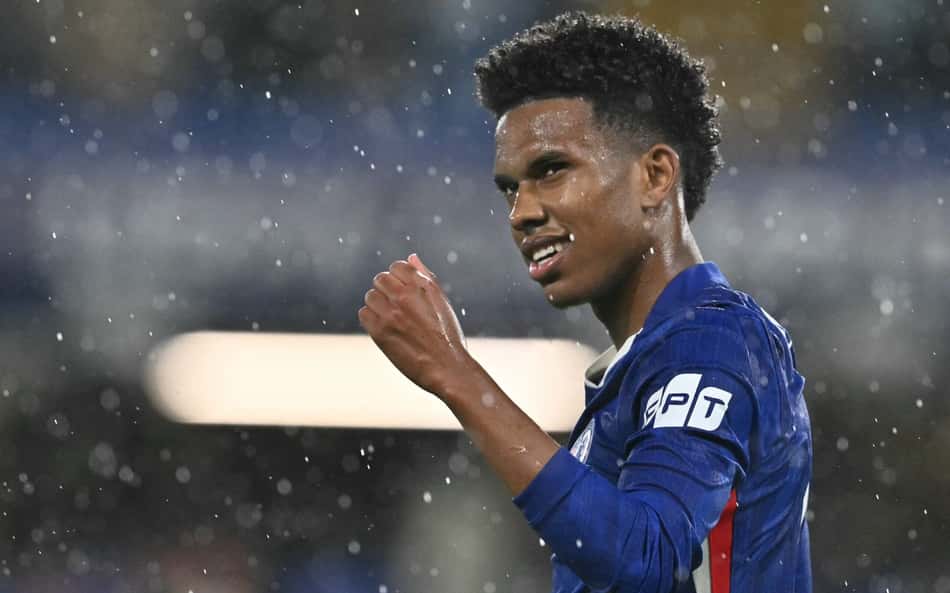 Estêvão comemorando o primeiro gol marcado pela Champions League (Foto: Glyn Kirk/AFP)
