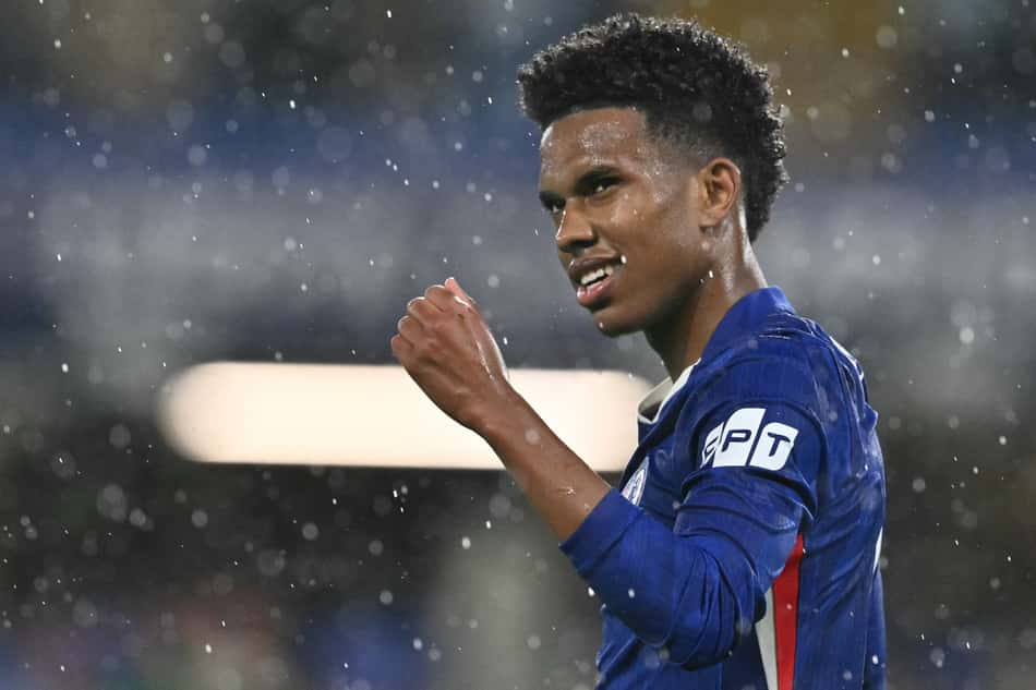 Estêvão comemorando o primeiro gol marcado pela Champions League (Foto: Glyn Kirk/AFP)
