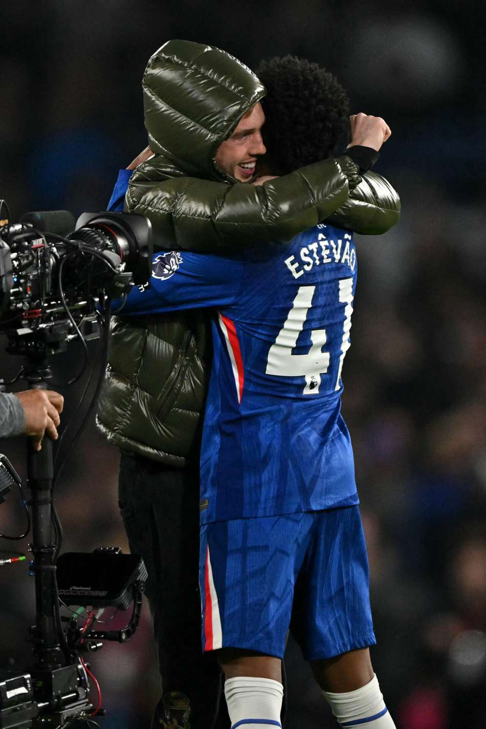 Estêvão é abraçado por Palmer após vitória do Chelsea sobre o Liverpool