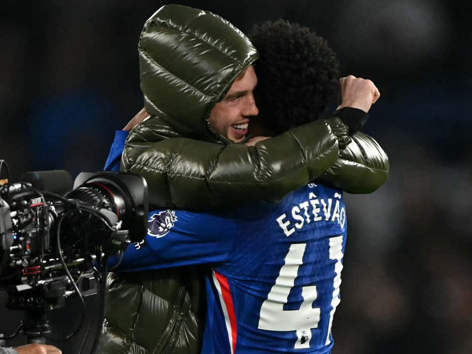 Estêvão é abraçado por Palmer após vitória do Chelsea sobre o Liverpool