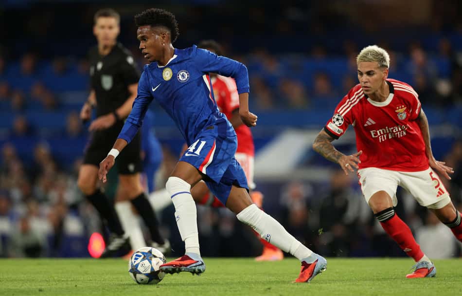 Estêvão em ação pelo Chelsea contra o Benfica, pela Champions League