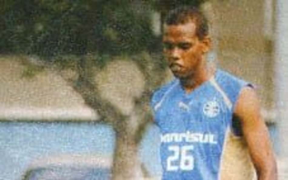 O zagueiro Evaldo comemora o primeiro gol na vitória do Grêmio sobre o Corinthians por 2 a 0, no Pacaembu, pelo Campeonato Brasileiro de 2006. (Grêmio)