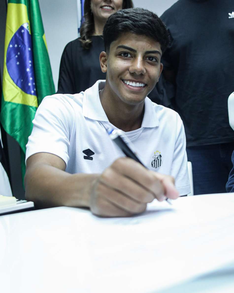 Mateus Mendes tem apenas 16 anos e assinou o primeiro contrato profissional com o Santos. (Foto: Reinaldo Campos/Santos FC)