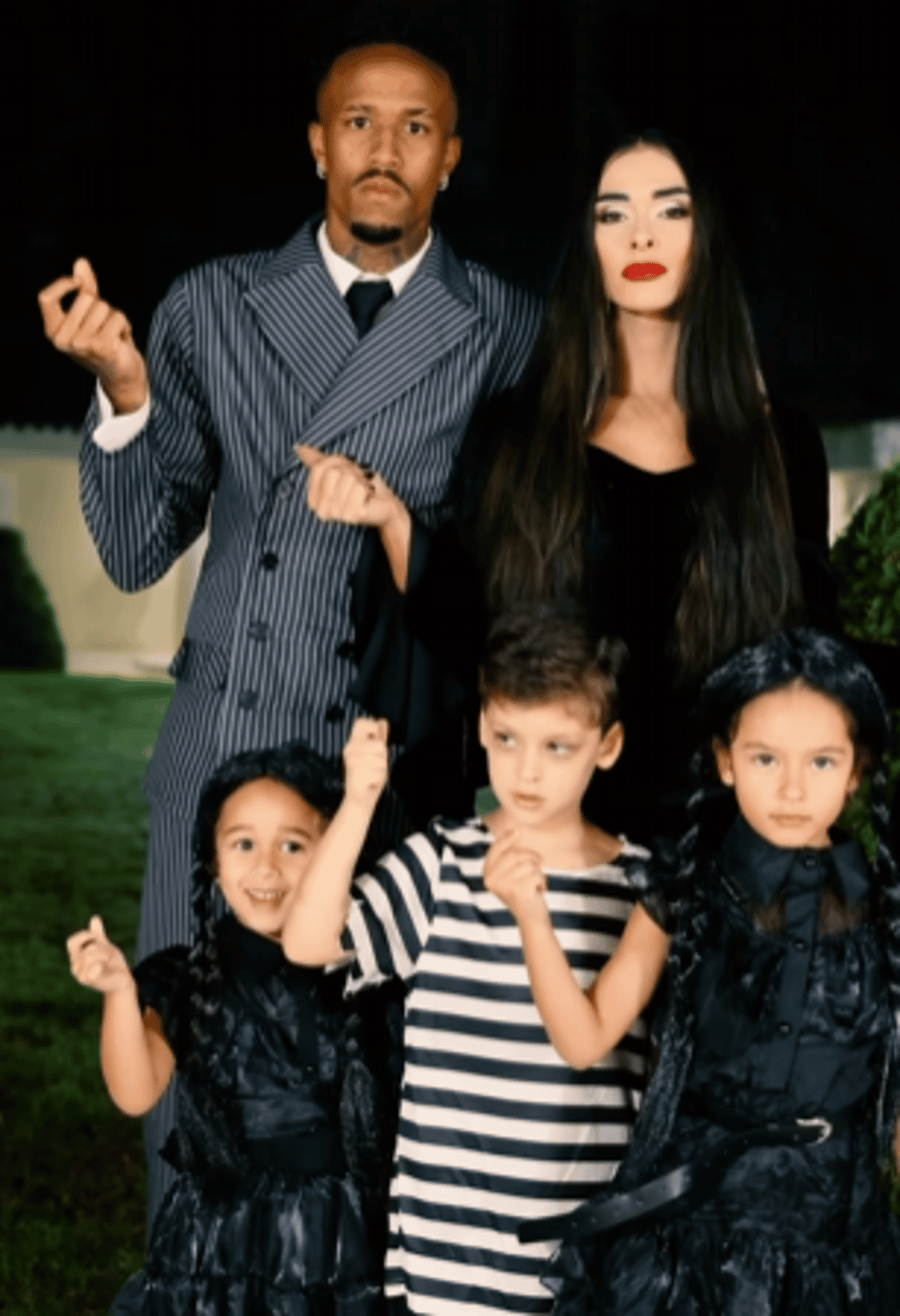 Família de Éder Militão fantasiada da Família Adams
