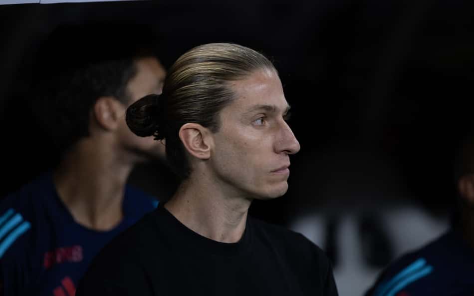 Filipe Luís à beira do campo durante jogo entre Flamengo e Fortaleza (Foto: Baggio Rodrigues/AGIF)